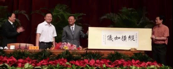 杨洁篪展示书法 杨洁篪展示书法